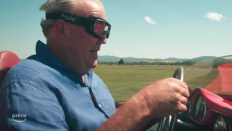 Гаммонд, Мей і Кларксон знищують автівки у новому трейлері "The Grand Tour"/Кадр з шоу "The Grand Tour", 2023/Amazon Джеремі Кларксон за кермом