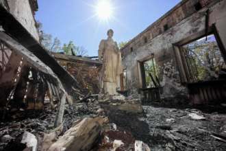 Россияне продолжают уничтожать культурное наследие Украины/Фото: EPA/UPG Уничтожают культурное наследие: Лубинец рассказал, сколько украинских памятников разрушили оккупанты