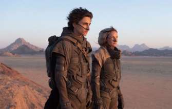 Премьеру второй части "Дюны" перенесли на 2024 год/Кадр из фильма "Дюна", 2021/Warner Bros. Тимоти Шаламе и Ребекка Фергюсон в "Дюне"