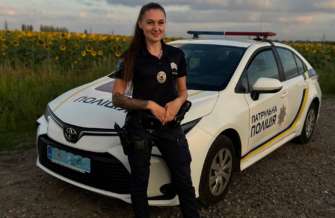Патрульна поліцейська з Дніпра передала гроші ЗСУ/Фото: Анастасія Жила Facebook Патрульна поліцейська з Дніпра передала гроші ЗСУ/Фото: Анастасія Жила Facebook