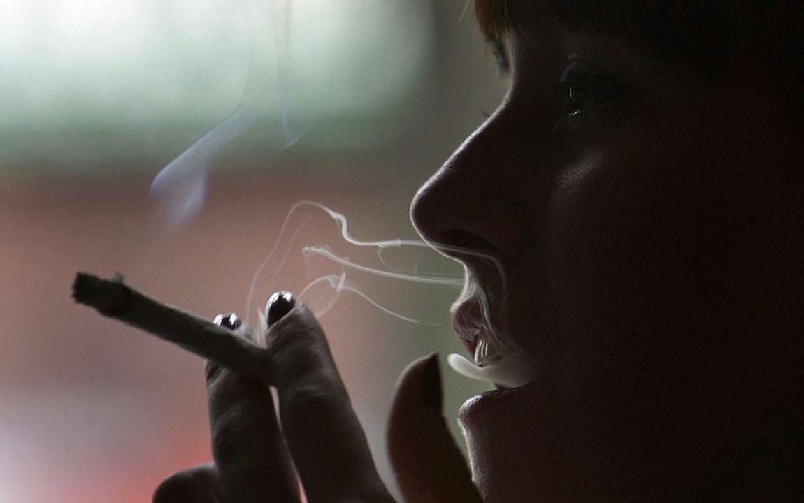 Курение вредит вашей сердечно-сосудистой системе/Фото: Christopher Furlong/Getty Images "Это не успокаивает": кардиолог напомнила о вреде от курения
