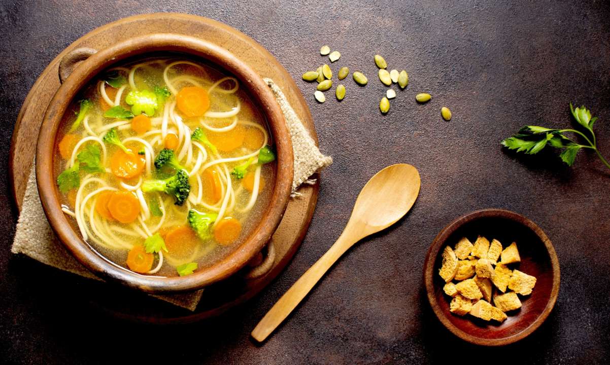 Рецепт вкусного и полезного супа с вермишелью / Фото: Freepik Рецепт вкусного и полезного супа с вермишелью / Фото: Freepik