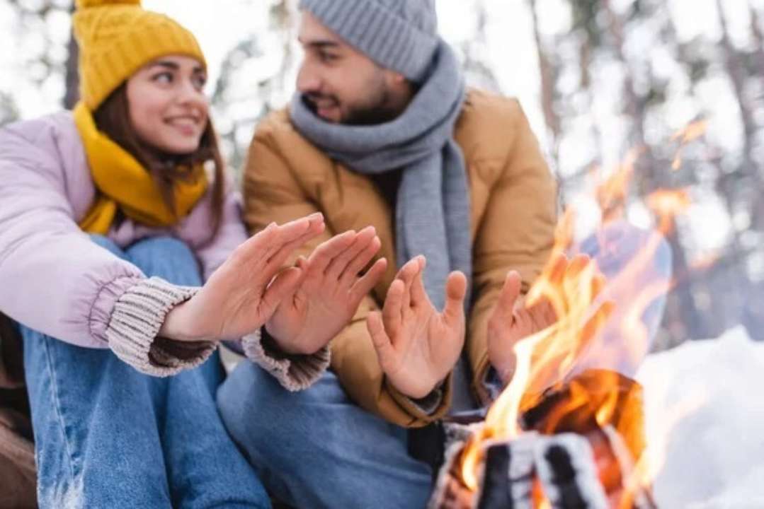 Люди біля багаття