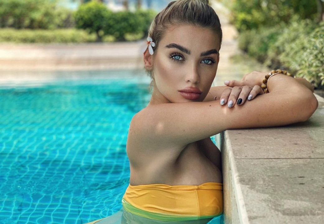 instagram.com/melindalondon Мокра Мелінда Лондон еротично повигиналася на пляжі в бікіні