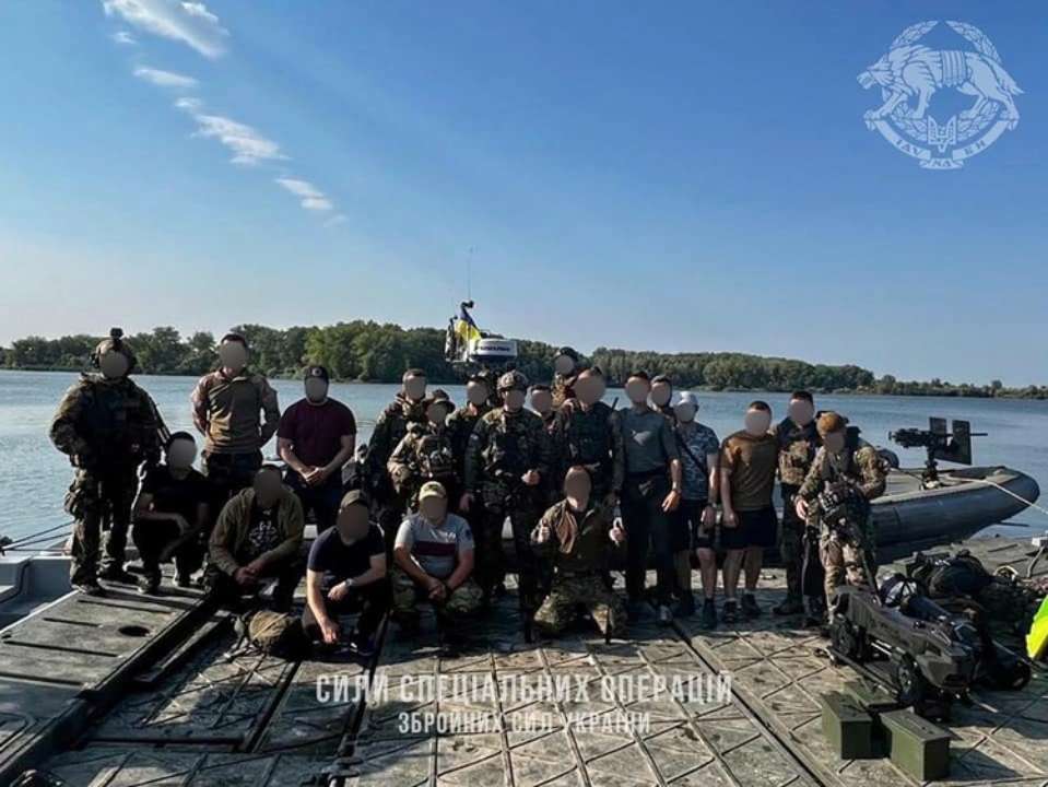 Як спецназівці встановили прапор України на острові Зміїний. Фото: ССО України Острів Зміїний