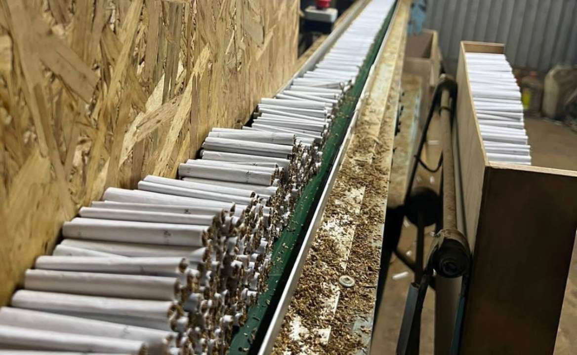 На Одещині викрили підпільний цех з виготовлення цигарок/Фото: БЕБ Виготовляли цигарки на мільйони: ДПСУ викрили підпільний цех на Одещині