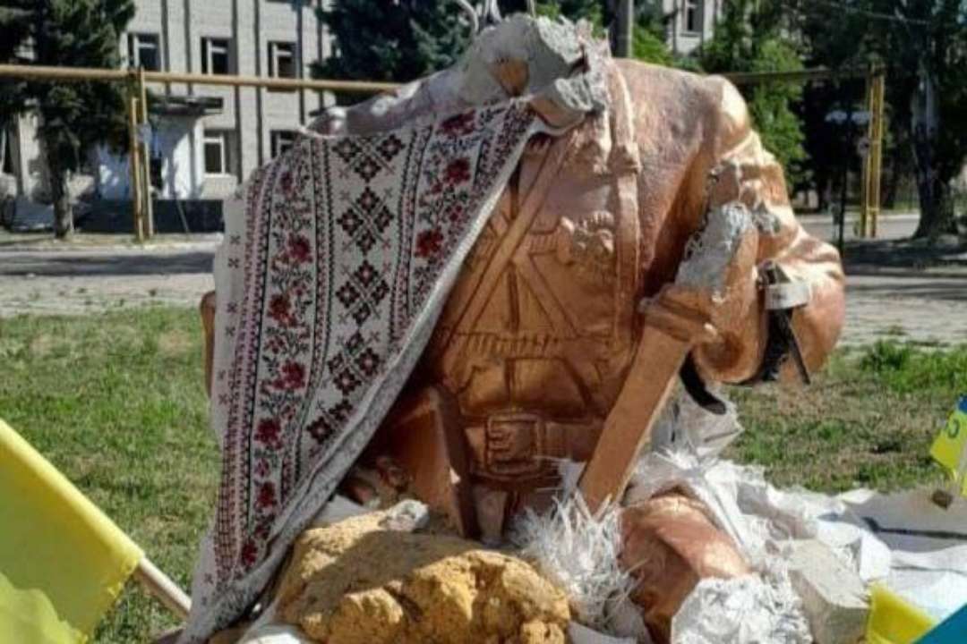 Очередное преступление: россияне разрушили памятник Нестору Махно в Гуляйполе