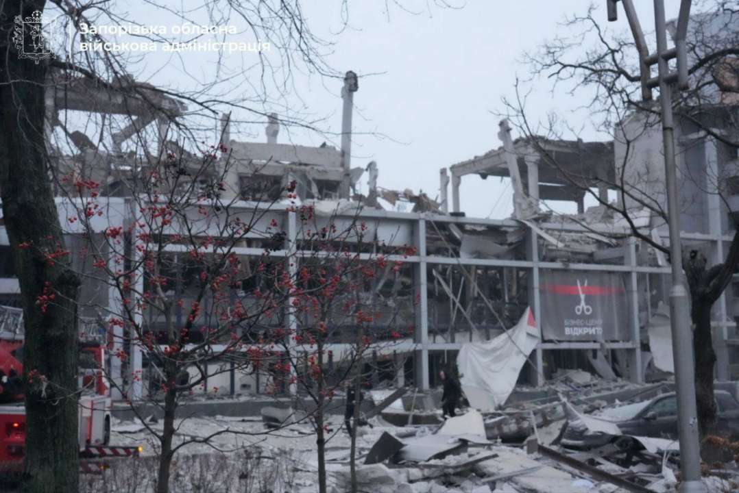 Зруйнована приватна клініка, поранені четверо осіб через удар по Запоріжжю/Фото: ivan_fedorov_zp росіяни вдарили по приватній клініці у Запоріжжі: троє людей загинули