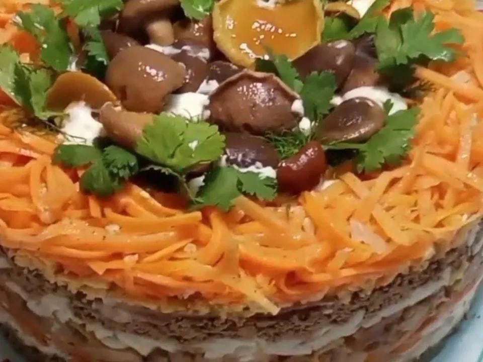 Нежный и сытный салат из куриной печени: прекрасно подойдет к праздничному столу