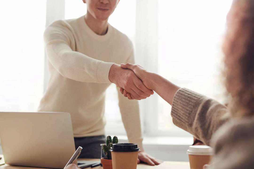 Фейкове резюме допомогло дівчині знайти роботу/Фото: Pexels Варю каву та б'ю рекорди з випивання горілки: фейкове резюме дівчини привернуло увагу 90% компаній