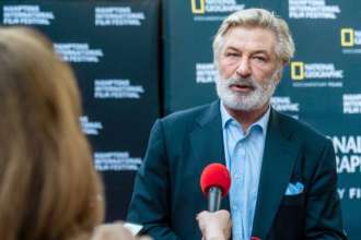 Алек Болдвін заявив, що не натискав на гачок на зйомках фільму "Іржа"/фото: Mark Sagliocco/Getty Images Вбивство Галини Гатчинс: Алек Болдуїн заявив, що не тиснув на гачок