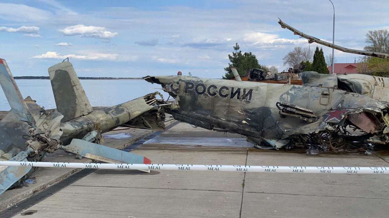 Из Киевского водохранилища достали боевой вертолет оккупантов: как он выглядит