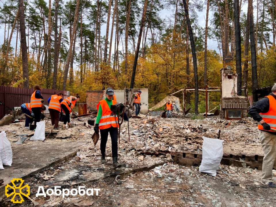 Валерий Харчишин с волонтерами разобрал завалы своего дома в Гостомеле / Фото: "Добробат" Валерий Харчишин разобрал свой полностью разрушенный оккупантами дом в Гостомеле. Фото
