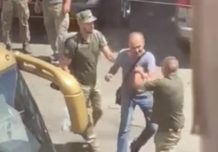 В Черновицком ТЦК прокомментировали скандальное видео/Фото: скрин видео В Черновицком ТЦК прокомментировали скандальное видео: "пришлось помочь гражданину"
