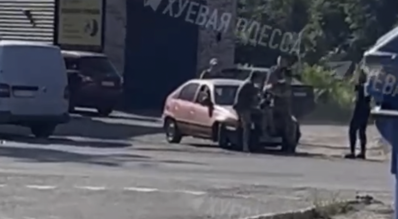 В Одесі водій "прокотив" на капоті й травмував співробітника ТЦК/Фото: кадр з відео В Одесі водій "прокотив" на капоті й травмував співробітника ТЦК/Фото: кадр з відео