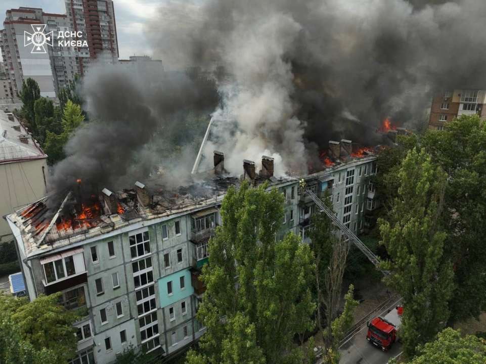 В одном из районов Киеве горела крыша дома: что известно