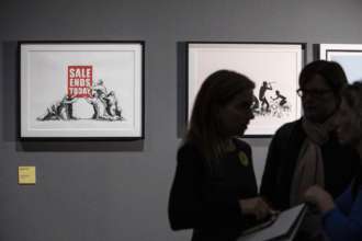 Фото: Getty Images/Автор - Emanuele Cremaschi На аукціоні в Гонконгу продали дві картини Banksy за понад 8 мільйонів доларів