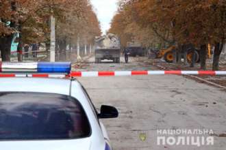 Рашисты ударили по Кураховской гимназии №2/Фото: Национальная полиция Рашисты ударили по Кураховской гимназии №2/Фото: Национальная полиция