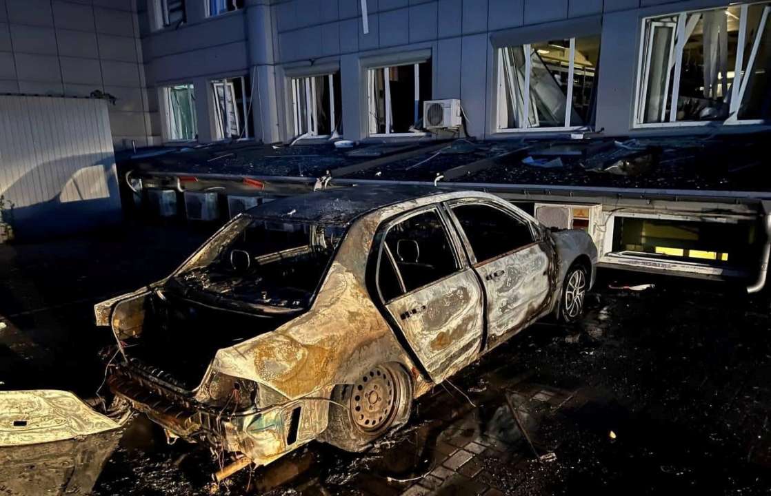 Кадры, разбивающие сердце: в Деснянском районе дедушка несколько часов просидел возле тела внучки