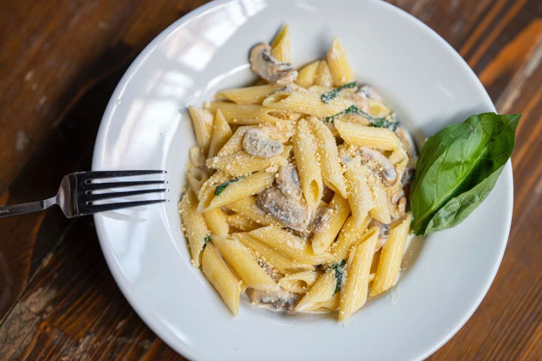 Готовим макароны на ужин/Фото: pexels Макароны с курицей и овощами: рецепт быстрого ужина