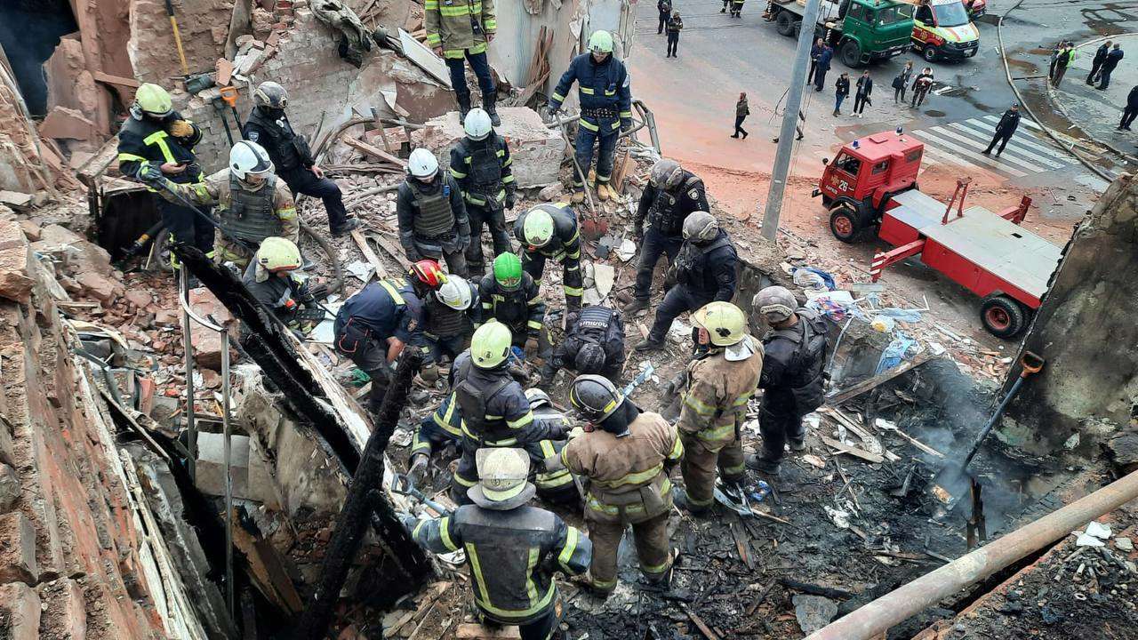 Под руинами обнаружили тело 10-летнего ребенка/Фото: МВД Российские войска нанесли удар по центру Харькова: из-под завалов достали тело ребенка