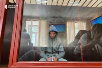 Суд избрал меру пресечения подозреваемому в убийстве подростка/Фото: Суспільне Подозреваемому в убийстве подростка на станции фуникулера избрана мера пресечения