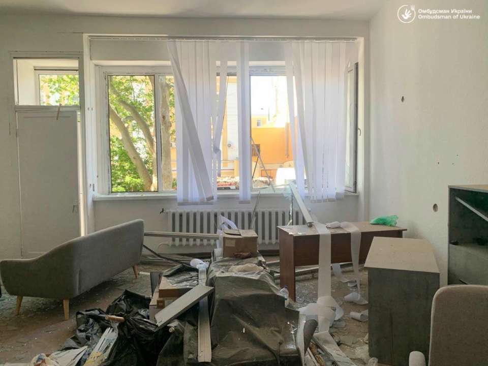 К счастью, в помещении не было ни работников, ни заявителей/Фото: dmytro_lubinetzs В результате обстрела Одессы повреждено Представительство Уполномоченного ВРУ по правам человека