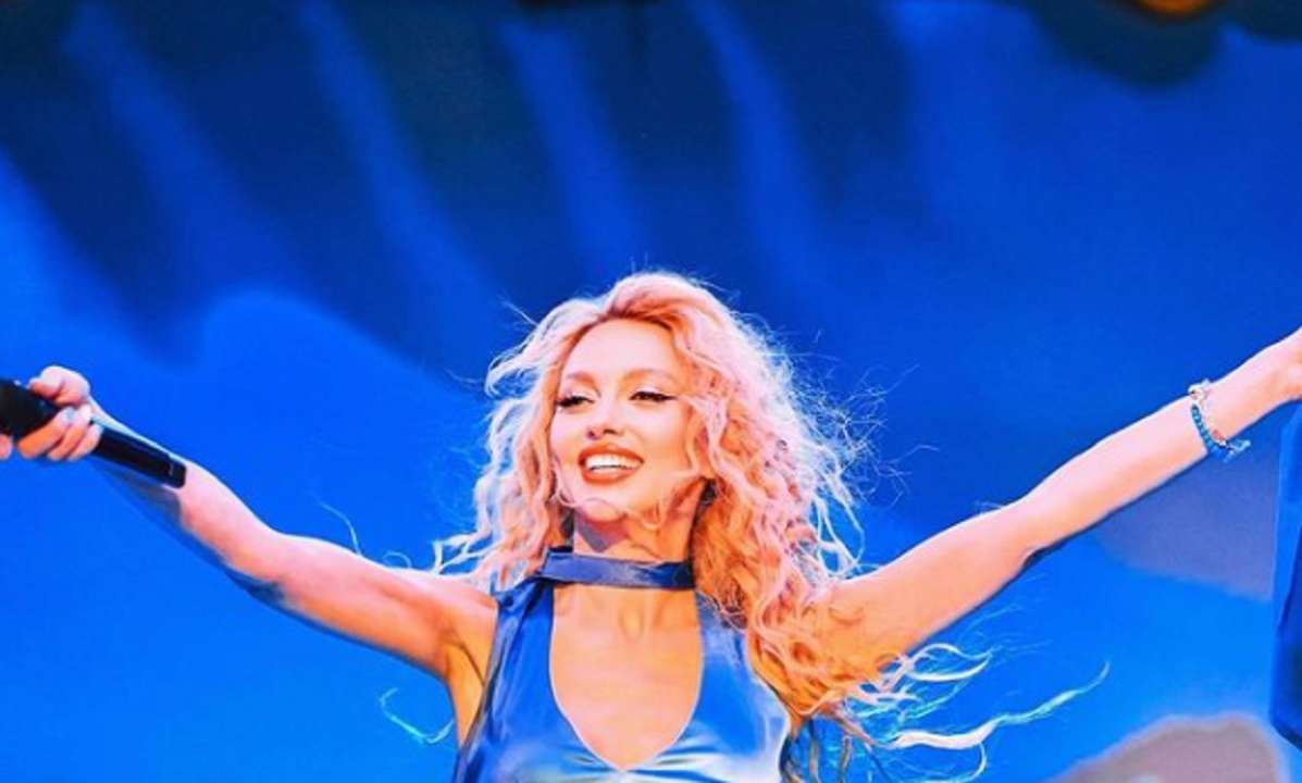 Полякова виклала фото з красунями зі зброєю/Фото: instagram.com/polyakovamusic Полякова виклала фото з красунями зі зброєю