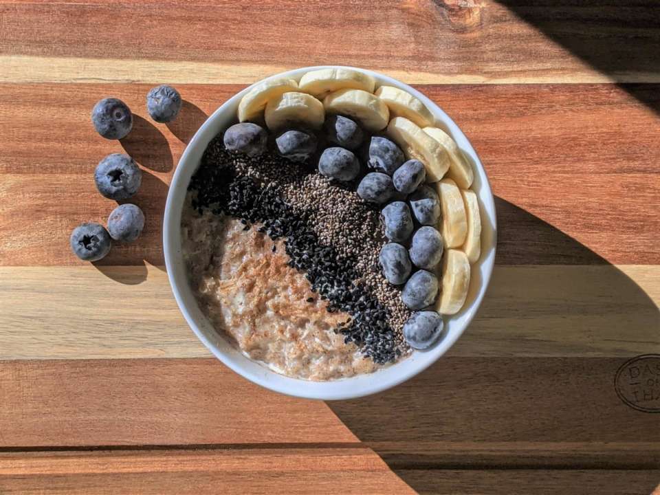 Найкращі продукти для стрункої фігури, які потрібно їсти на сніданок/Фото: Susan Wilkinson/Unsplash Тарілка вівсянки з фруктами