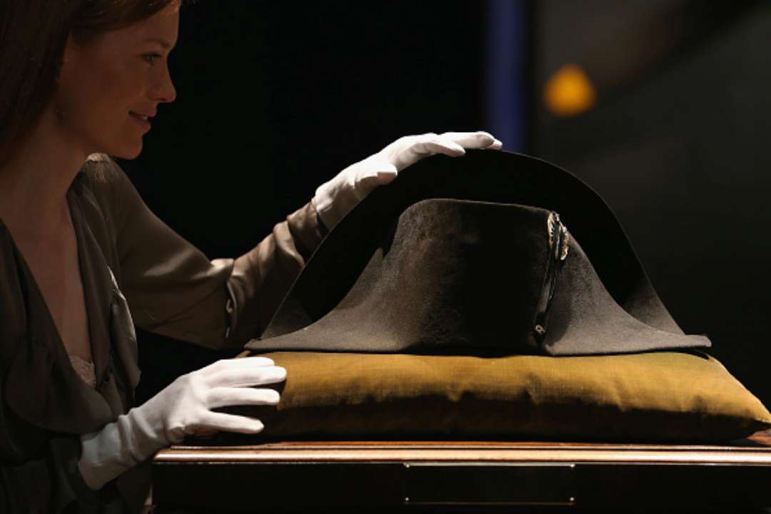 Лот изначально оценивался в 600-800 тыс. евро/Фото: Dan Kitwood/Getty Images Знаменитую шляпу французского императора Наполеона продали на аукционе за почти 2 млн евро