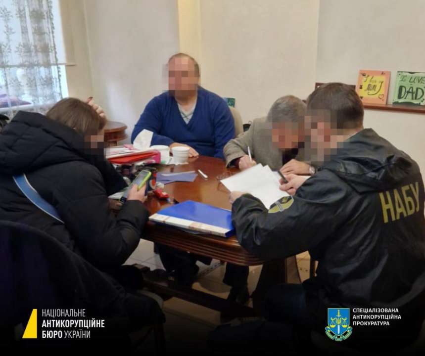 Взятка квартирами: НАБУ поймало бизнесмена, который хотел подкупить руководство Минвосстановления