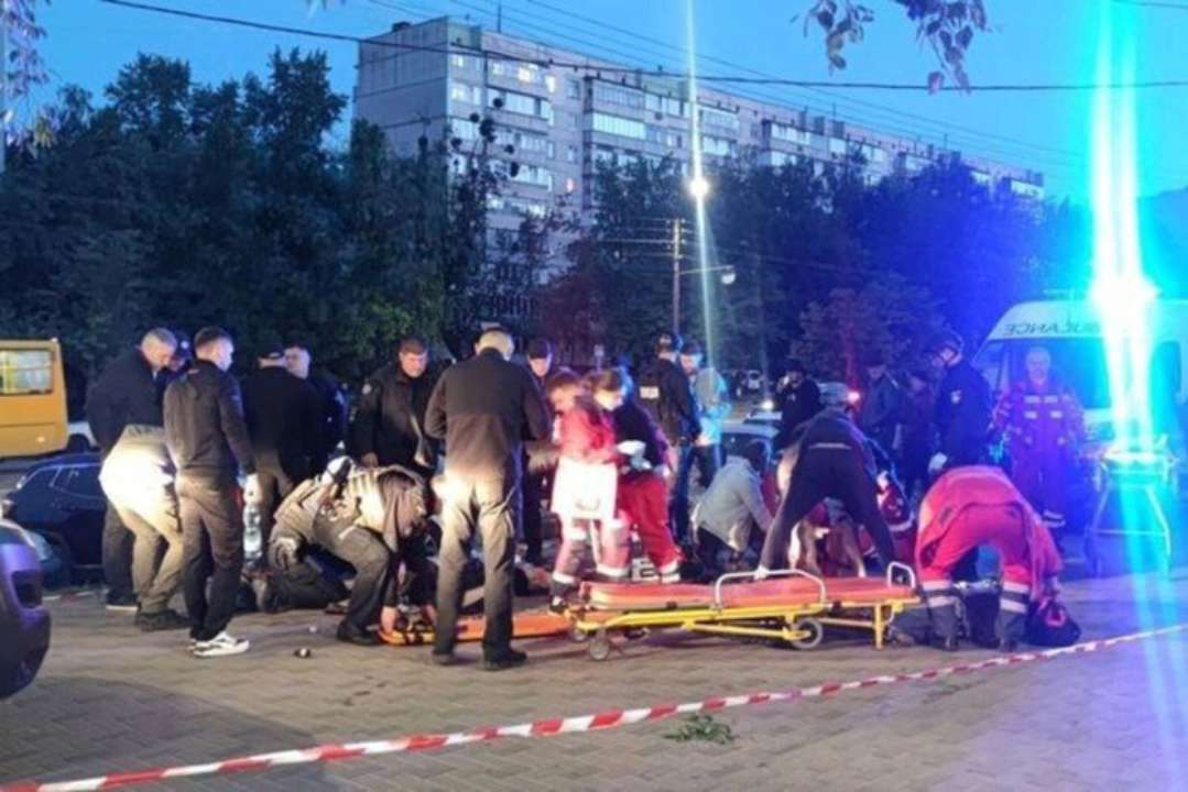 В Броварах мужчина взорвал гранату: двое раненых В Броварах мужчина взорвал гранату: двое раненых