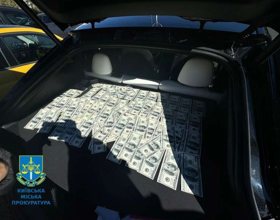 Ціна питання $10 тис. Йому загрожує від трьох до восьми років позбавлення волі з конфіскацією майна Ціна питання $10 тис. Йому загрожує від трьох до восьми років позбавлення волі з конфіскацією майна