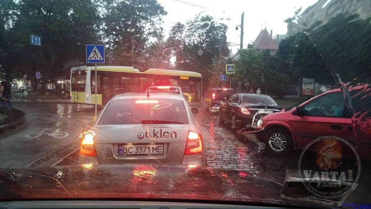 Фото: Varta1 На Львів обрушилась буря