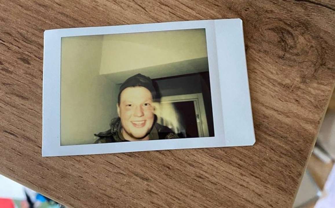 Российский оккупант сфотографировался на Polaroid и забыл фото в квартире, которую ограбил/Фото: Украинская правда