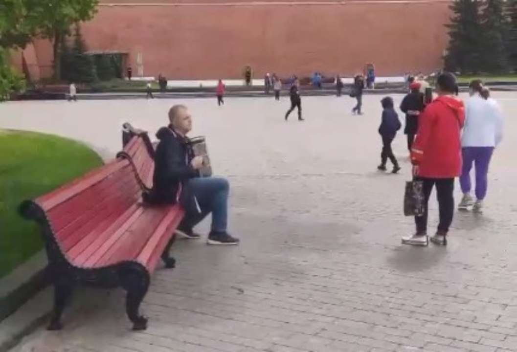 Вуличний музикант виконав "Ой, у лузі червона калина" під стінами кремля/Фото: скріншот з відео Чоловік