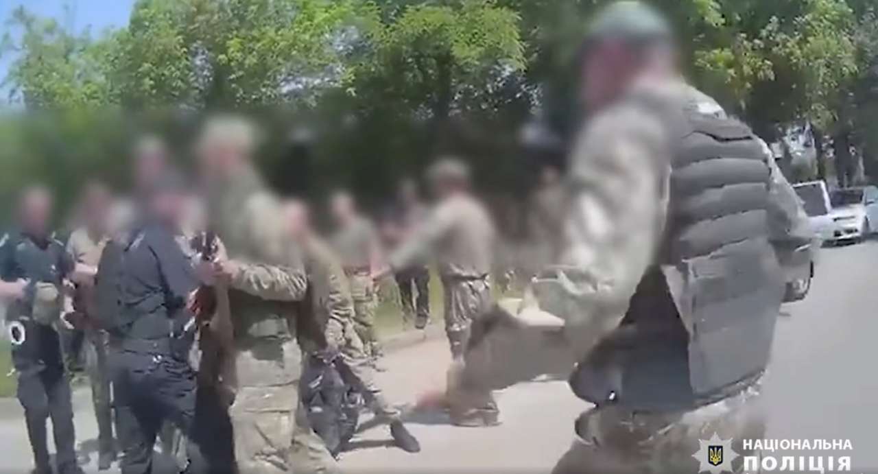 В Чернигове военные угрожали убить патрульных/Фото: кадр из видео Военные