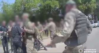 У Чернігові військові погрожували вбити патрульних/Фото: кадр з відео Військові