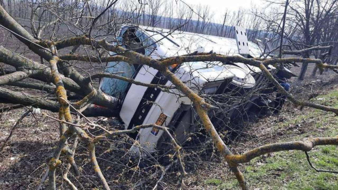 В Молдове автобус с украинцами перевернулся и взлетел в кювет. Фото: Moldova Libera ДТП в Молдове