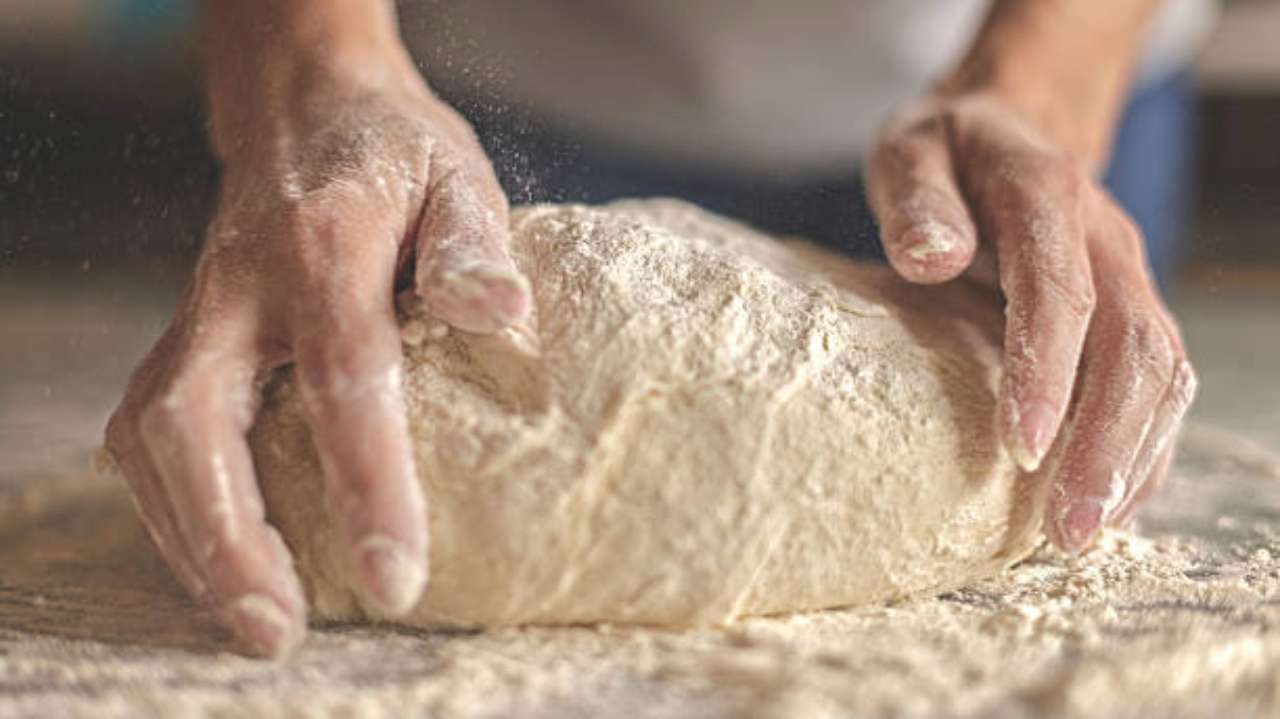 Булочки из листового теста, начиненные зеленью и чесноком