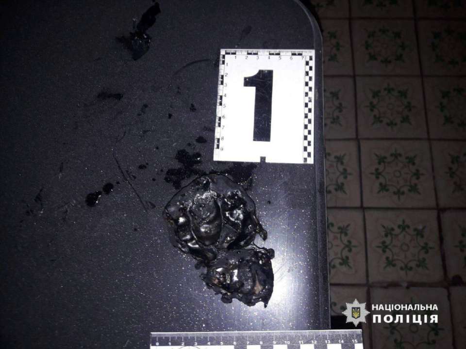 На видео попал момент, когда мужчина облил жидкостью из пластиковой бутылки пятерых подростков, а после попытался поджечь детей