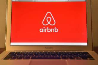 Фото: Getty Images/Автор: Carl Court Airbnb