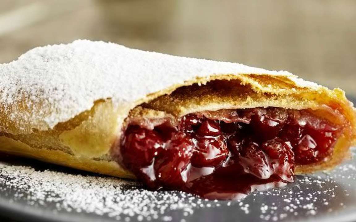 Покроковий рецепт штруделя з вишнею