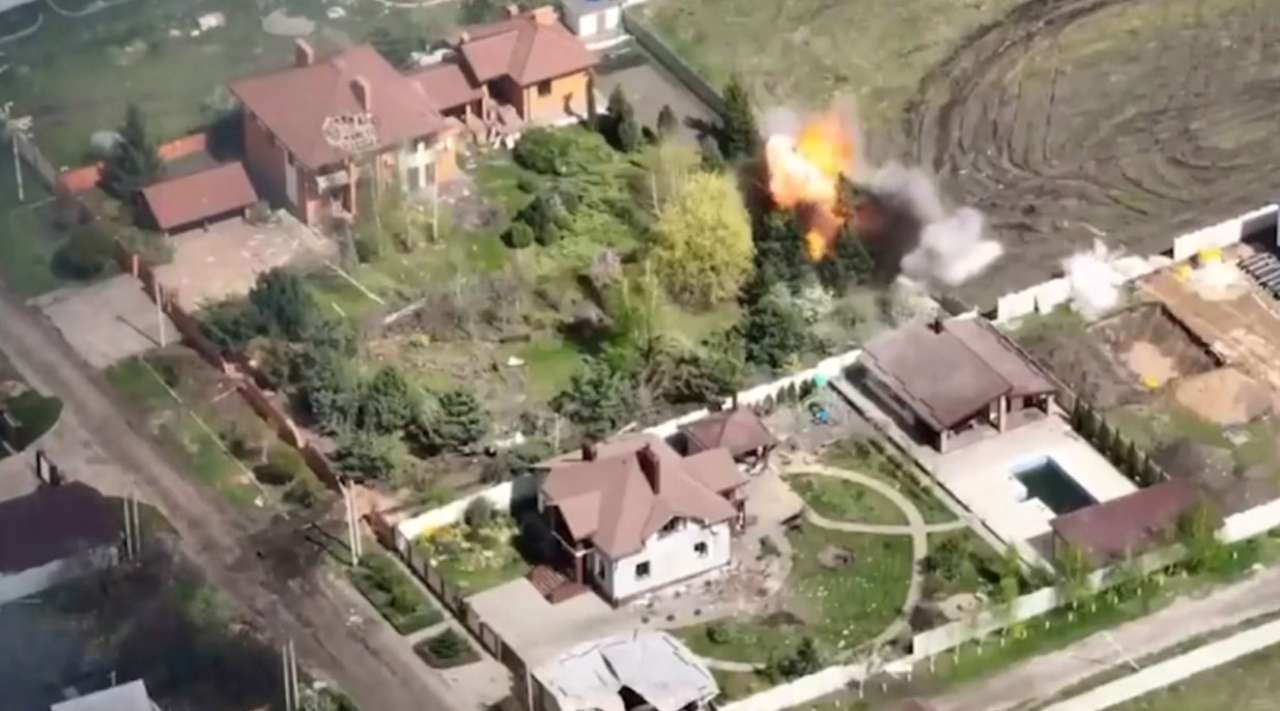 ВСУ ликвидировали танк оккупантов под Харьковом. Фото: Скриншот видео ВСУ уничтожили технику