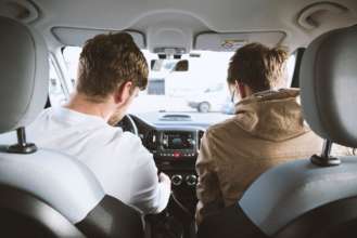 В Україні можуть дозволити керувати авто 16-річним. Фото: Unsplash/Автор- David Emrich Законопроєкт Верховної Ради