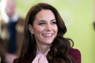 СМИ посчитали стоимость гардероба Кейт Миддлтон для визита в США/Фото: Kirsty O'Connor - Pool/Getty Images В строгих костюмах и изысканных платьях: разбираем образы Кейт Миддлтон во время визита в США