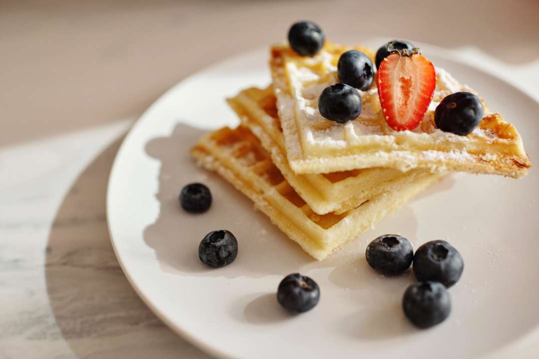 Новый рецепт вафель/Фото: Diva Plavalaguna/Pexels Очень простой и необычайно вкусный завтрак: рецепт кокосовых вафель на рисовой муке