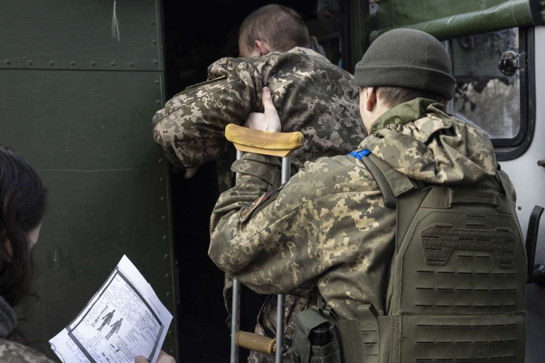 Как правильно общаться с раненными военнослужащими и вести себя в их присутствии / Фото: John Moore/Getty Images Как правильно общаться с раненными военнослужащими и вести себя в их присутствии / Фото: John Moore/Getty Images