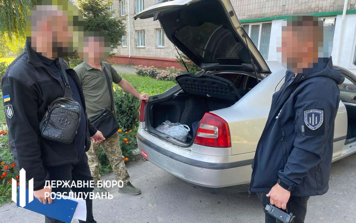 Работник Ровенского военкомата поставлял наркотики своему руководителю