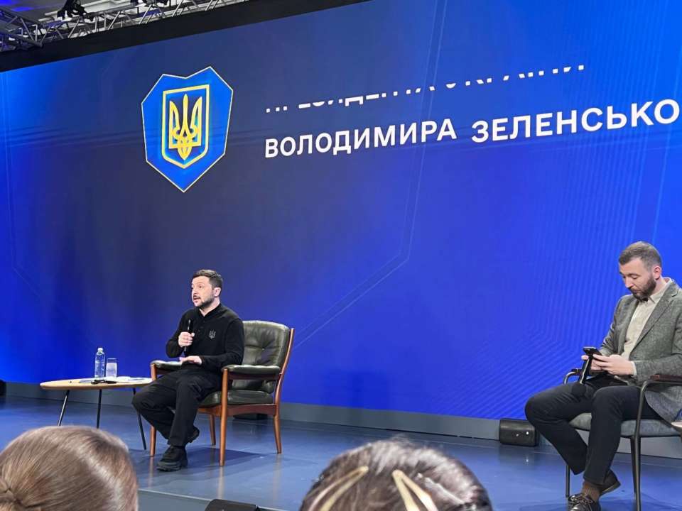 Зеленский готов покинуть пост президента ради мира в Украине или принятия его в НАТО. Он предлагает через неделю-две обсудить формат гарантий безопасности в одной из столиц Европы
